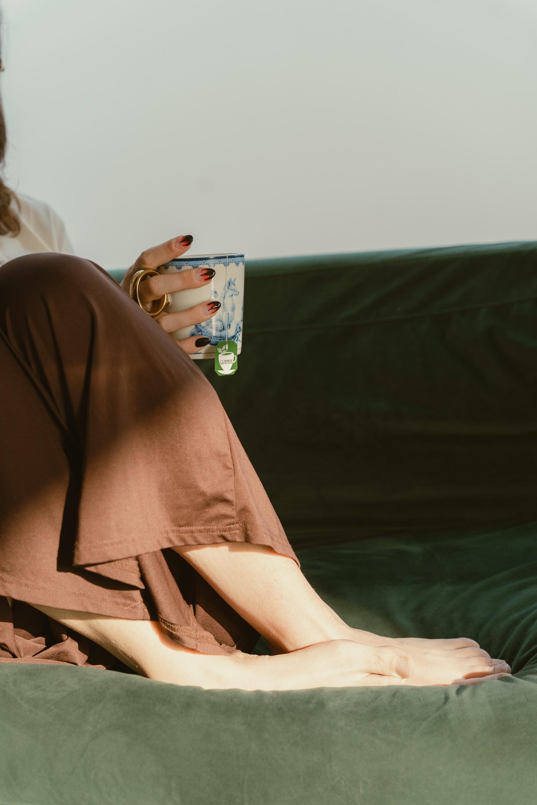 Ayke zit in een zet met een theekopje