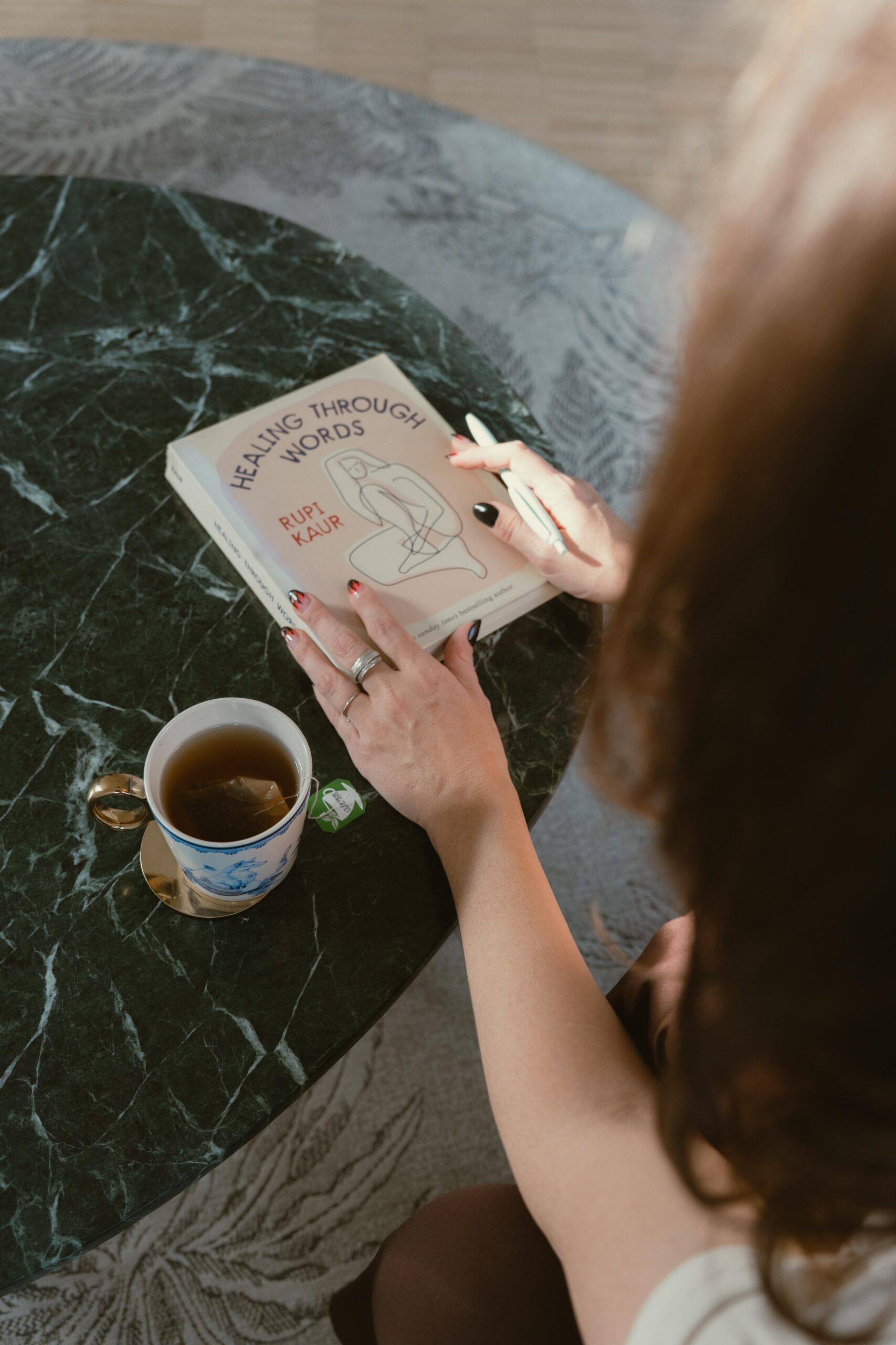 Ayke neemt een boek van de salontafel