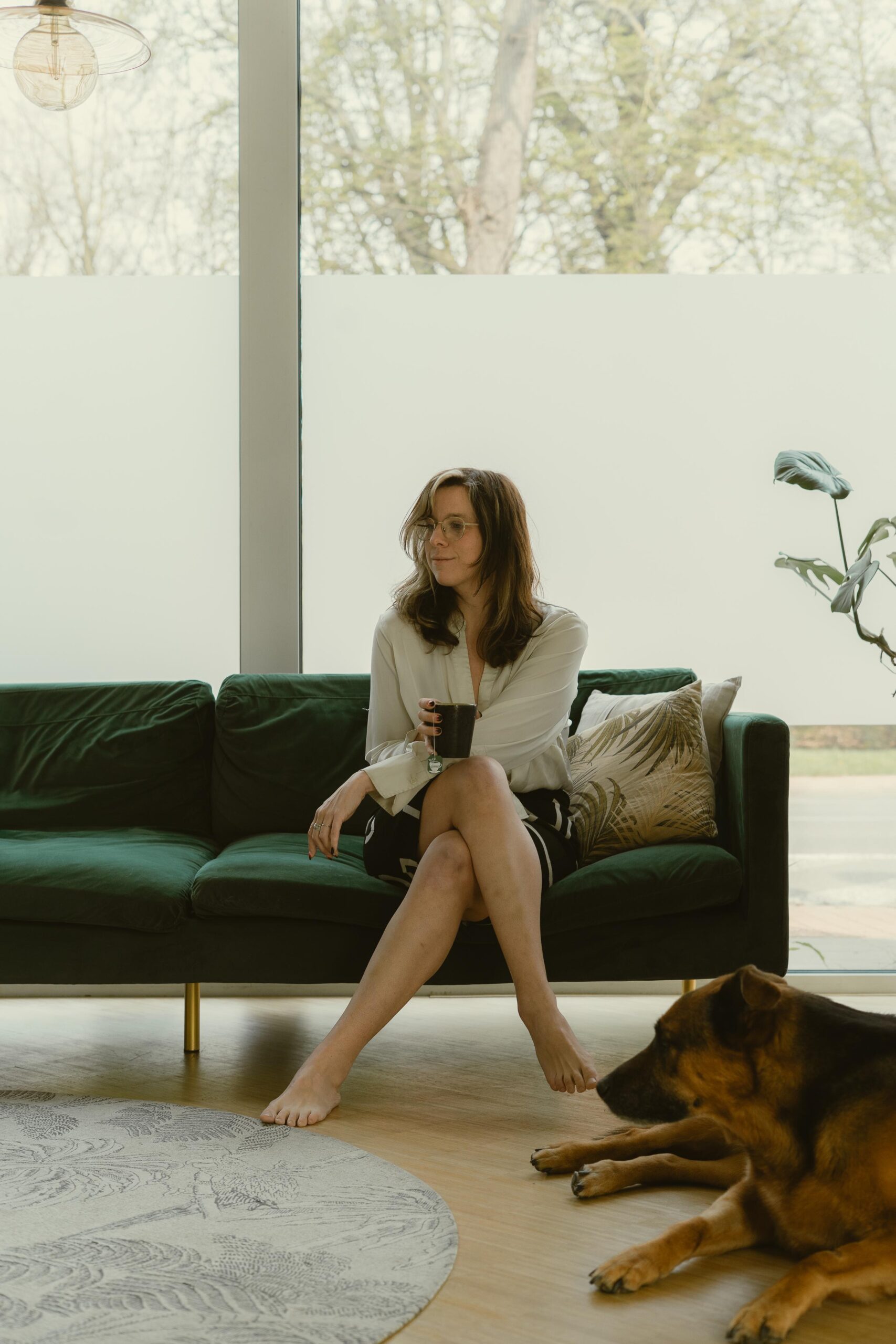 Ayke zit in de zetel bij de hond